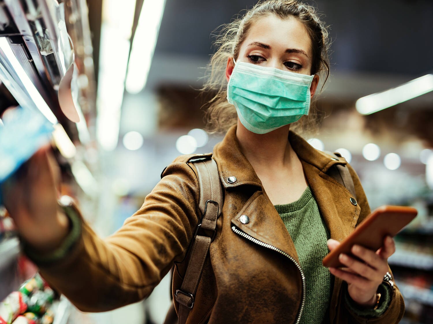 woman shopping with face-mask