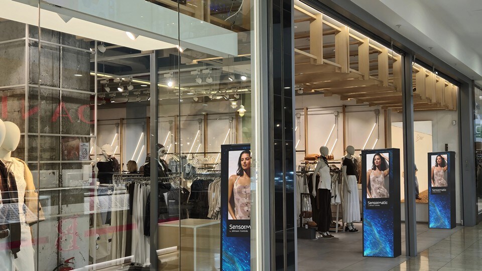 mall entrance to shopping mall apparel store with sensormatic flex eas pedestals providing display and security