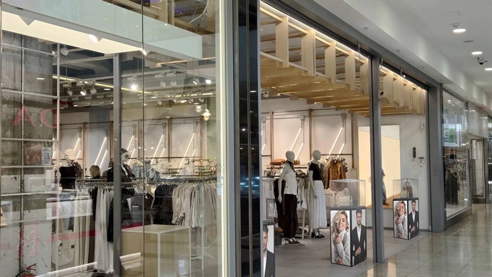 mall entrance to shopping mall apparel store with sensormatic flex eas pedestals providing display and security
