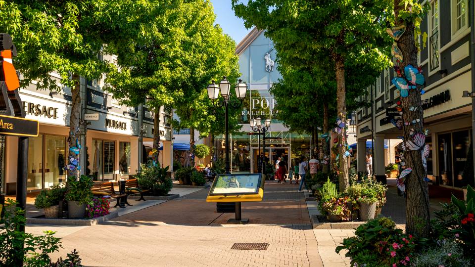 exterior view of mcarthurglen roemond centre designer outlet retail shopping center