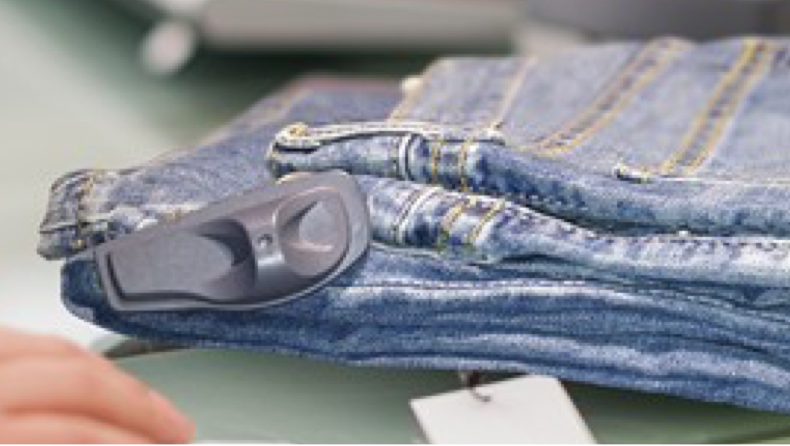 An Kleidungsstück angebrachtes Etikett