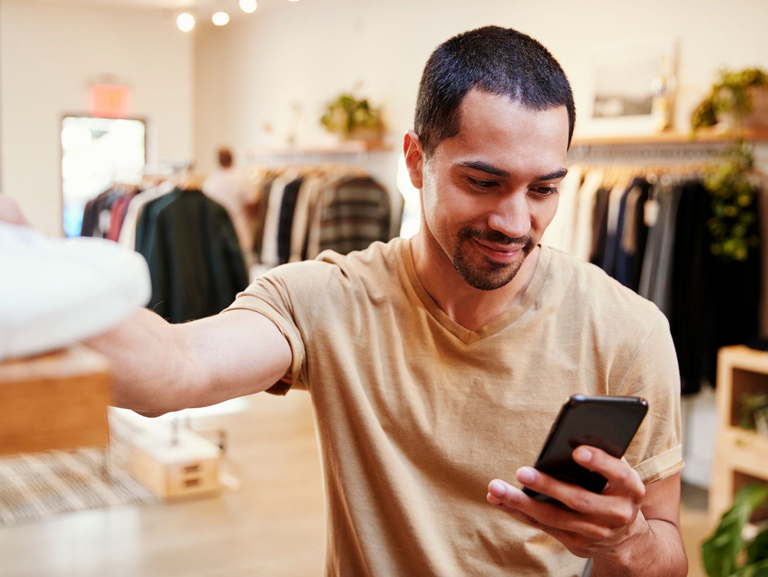 Käufer Telefon im Laden anzeigen