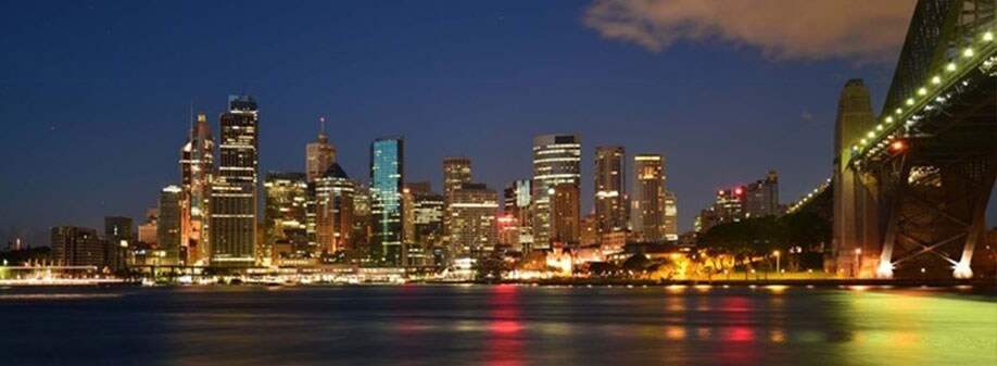 How does the political and economic agenda impact retail traffic?