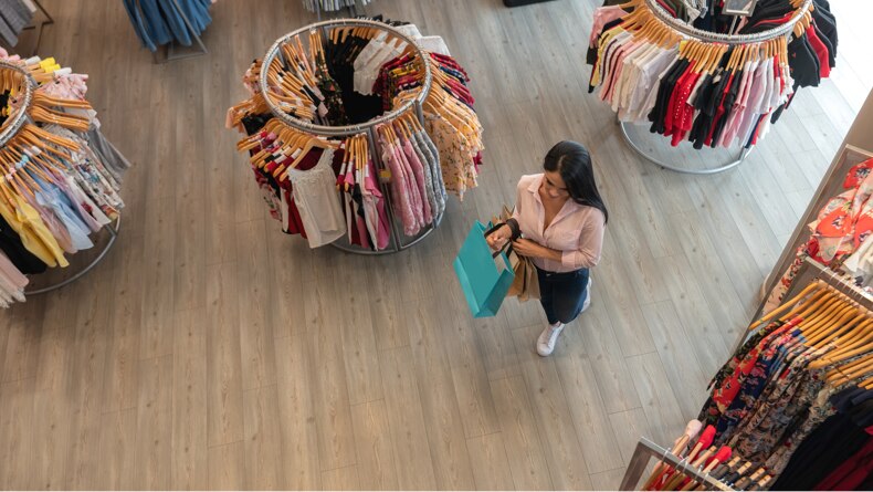 Vista aérea del comprador en la tienda de ropa