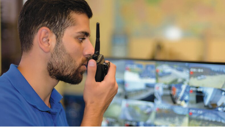 Asociado minorista hablando en walkie talkie