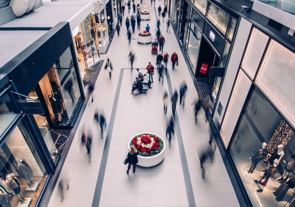  Gente caminando por el pasillo de un centro comercial