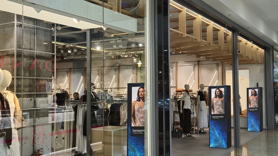 mall entrance to shopping mall apparel store with sensormatic flex eas pedestals providing display and security