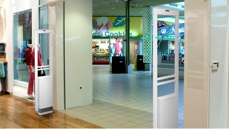 Retail apparel store anti-theft detection system