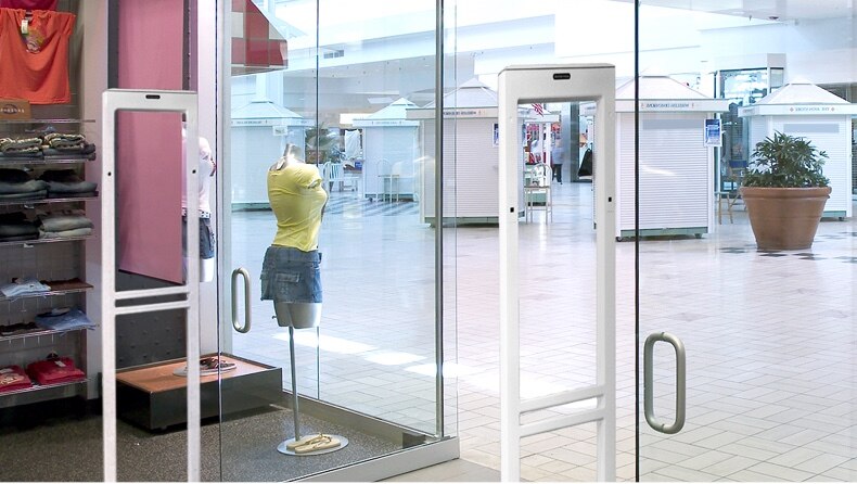 Retail apparel store anti-theft detection system